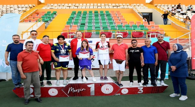 Vali Pehlivan, özel sporculara madalya ve başarı belgesi verdi