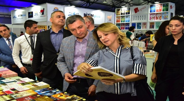 Vali Şahinden gençlere kitap tavsiyesi