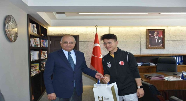 Vali yardımcısı Özgödek gençlik haftasını kutladı