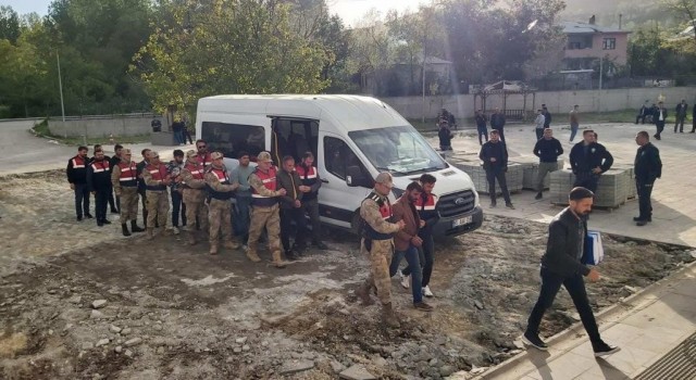 Vanda göçmen kaçakçılığı suçundan gözaltına alınan 8 şüpheli, tutuklandı