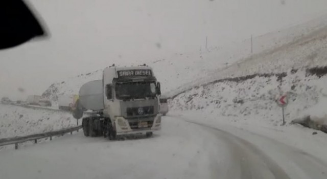 Vanda Güzeldere Geçidinde onlarca araç mahsur kaldı