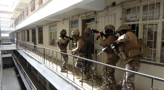 Vanda iş merkezinde 13 düzensiz göçmen yakalandı