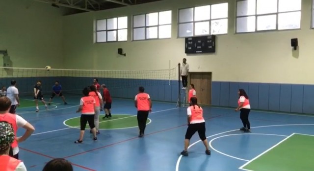 Voleybol turnuvasında ter döktüler