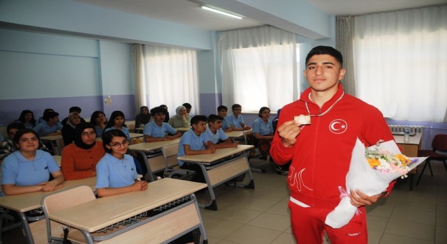 Wushuda Avrupa şampiyonu olan Cizreli milli sporcu Baran Çelik, okulunda coşku ile karşılandı
