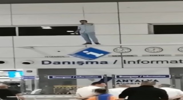 Yabancı turistin havalimanındaki intihar teşebbüsü ve kurtarılma anları kamerada