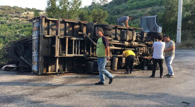 Yağmur kazaya neden oldu, hurda yüklü kamyon devrildi