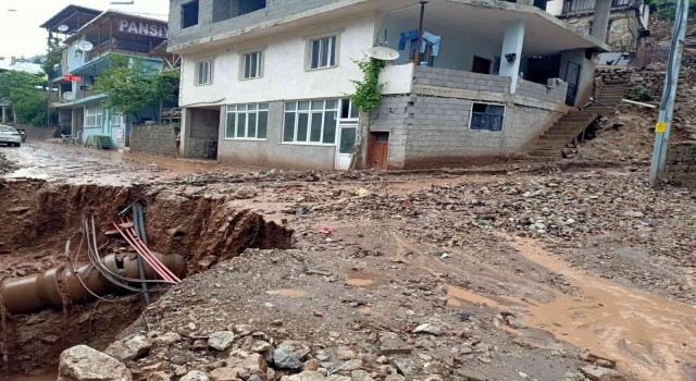 Yahyalıda sağanak sele ve heyelana neden oldu