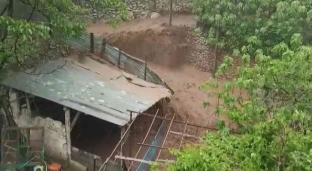 Yahyalıda sağanak yağış sele neden oldu