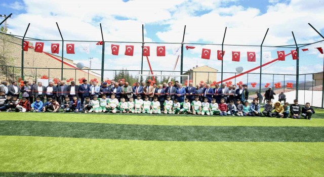 Yahyalıdaki okullara kazandırılan halı sahalar açıldı