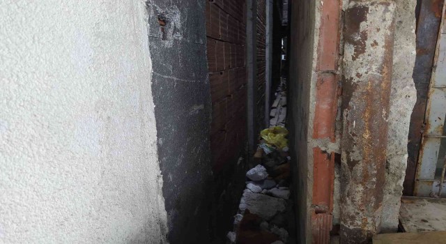 Yakalanınca kaçmak isteyen hırsız iki bina arasındaki boşluğa düştü