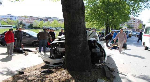 Yalovada kontrolden çıkan otomobil ağaca çarptı: 3 yaralı