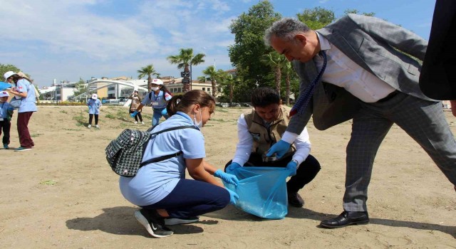 Yalovada Lider Çocuk Tarım Kampı öğrencilerinden sahil temizliği