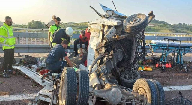 Yalovada tırla çarpışan kamyonetin sürücüsü araçta sıkıştı