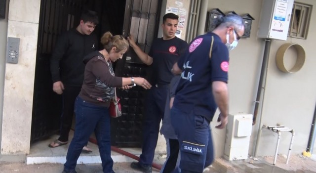 Yangına evde yalnız yakalanan iki kardeş büyük korku yaşadı