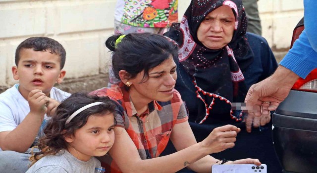 Yangında 2 çocuğu dumandan etkilenen anne gözyaşlarını tutamadı