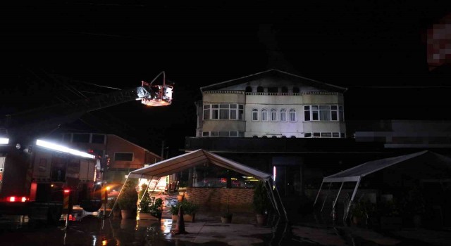 Yangını haberleştirmek isteyen basın mensuplarını engellemeye çalıştı