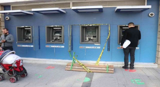 Yanında taşıdığı bankla ATMyi parçaladı
