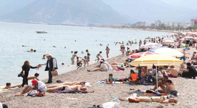 Yaylalarında karla mücadele edilen Antalyada sahil hınca hınç doldu