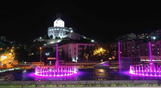 Yazın gelişiyle Keçiörendeki su ve gül meydanı renklendi