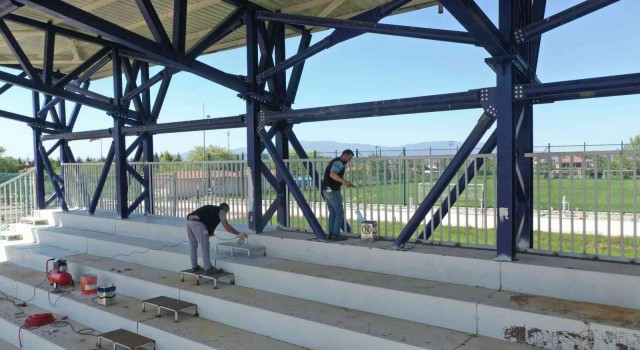 Yedek stadın tribünleri boyanıyor