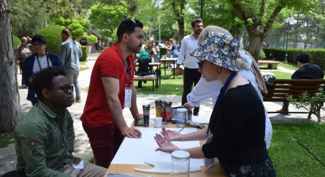 Yerli ve yabancı öğrenciler bir araya gelip resim yaptı