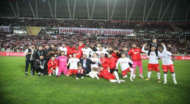 Yiğidolardan galibiyet pozu!