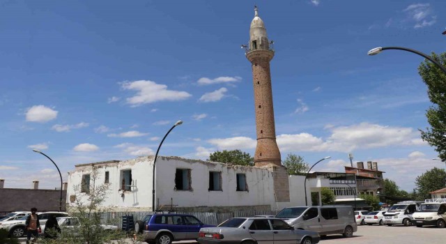 Yıkımı durdurulan caminin akıbeti merak konusu oldu