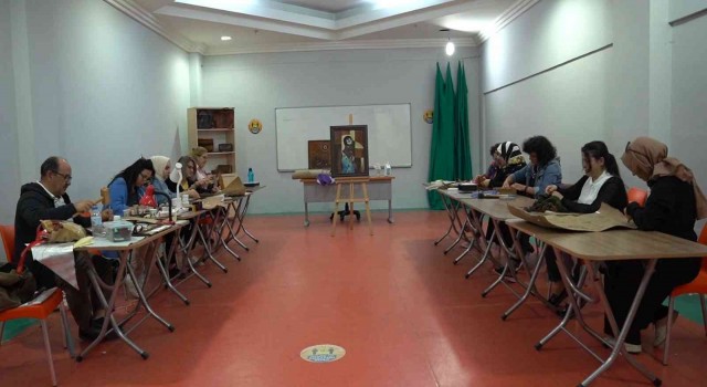 Yıldırımda deri sanatının inceliklerini öğrendiler