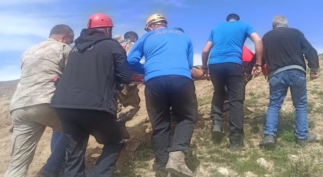 Yol düzeltme çalışması yapan iş makinesi uçurumdan yuvarlandı: 2 yaralı