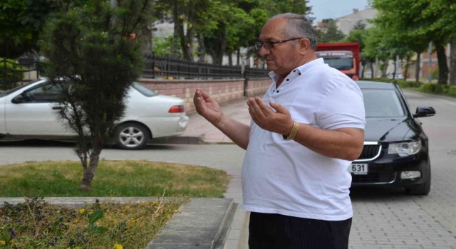 Yol ortasındaki türbe 37 senedir konuşulmaya devam ediyor