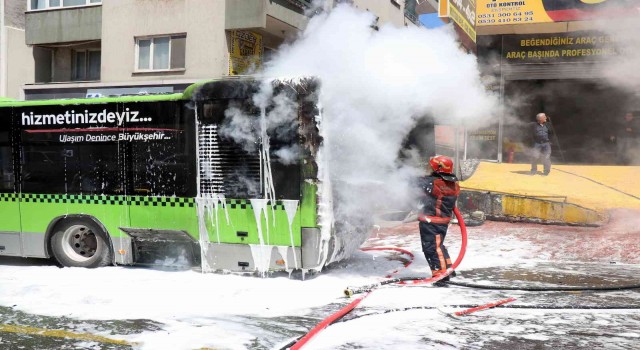 Yolcusunu alarak harekete geçen otobüs işte böyle alev almış