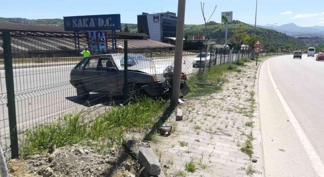 Yoldan çıkan otomobil direğe çarptı: 1 yaralı