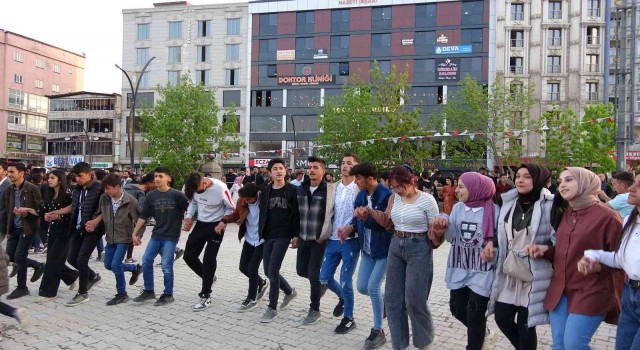 Yüksekovada açık hava konseri renkli görüntüler oluşturdu