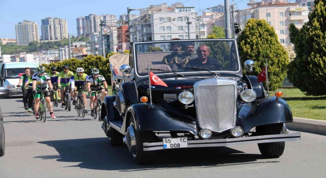 Yunanistandan Samsuna pedallayan bisikletçilere davullu zurnalı karşılama