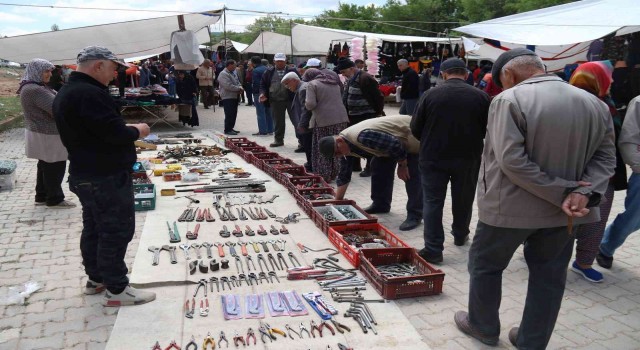 Yunus Emreyi anma gününde vatandaşlar tezgahlara koştu