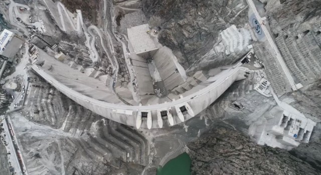 Yusufeli Barajında su tutma hazırlıkları devam ediyor