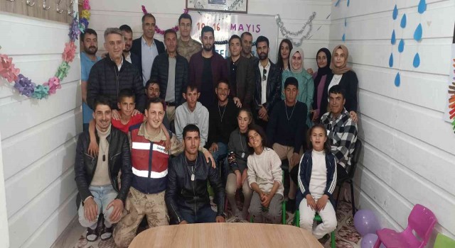 Yüzbaşı Özkökten özel bireylere anlamlı hediye