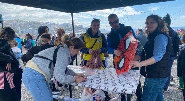 Yüzlerce çocuk uçurtma şenliğinde buluştu