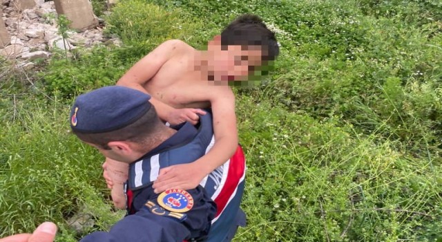 Yüzmek için girdiği gölde dallara tutunarak mahsur kalan çocuk kurtarıldı