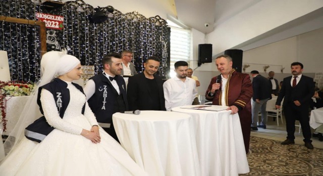 Zabıta yeleği ile nikahlarını kıydılar