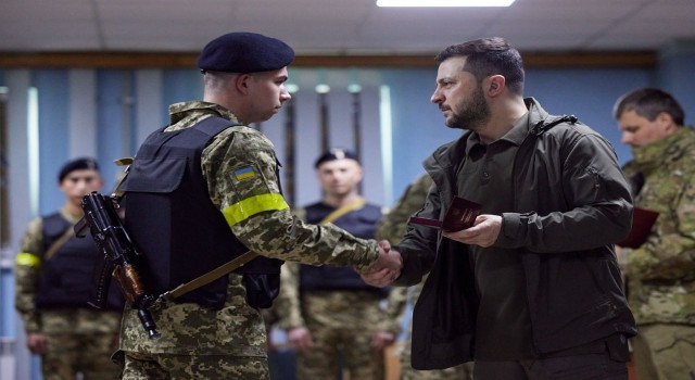 Zelenskiy, cephe hattındaki Harkovu ziyaret etti