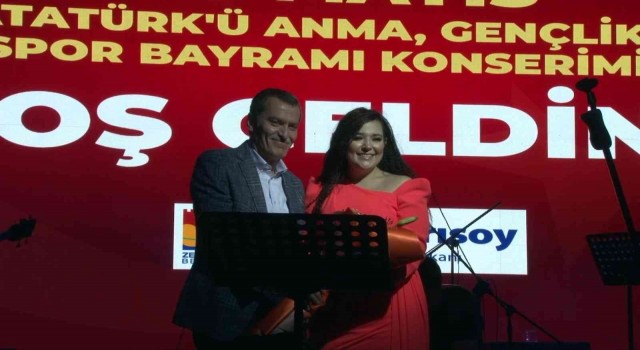 Zeytinburnulu vatandaşlar 19 Mayıs coşkusunu Tuğçe Kandemir konseriyle yaşadı