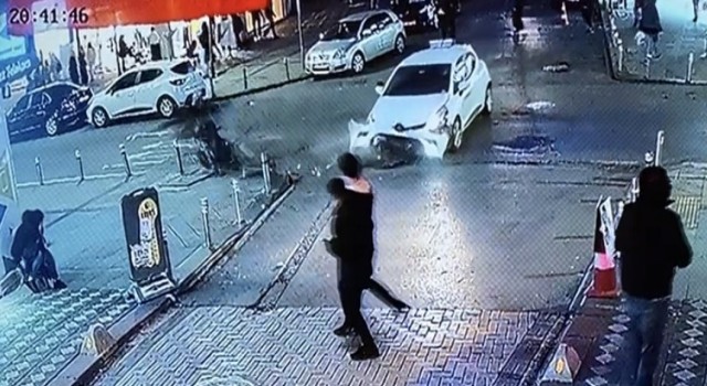 Zeytinburnunda motosikletli gençlerin havaya fırladığı feci kaza kamerada