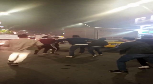 Zeytinburnunda şampiyonluk kutlamalarında tekmeli yumruklu kavga kamerada