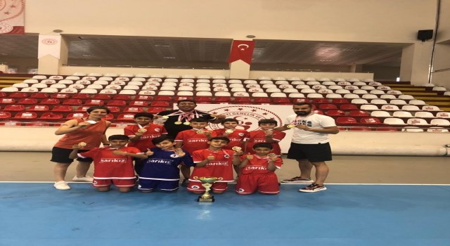 1955 Batman Belediyespor Minik Hentbol Takımı Türkiye şampiyonu oldu