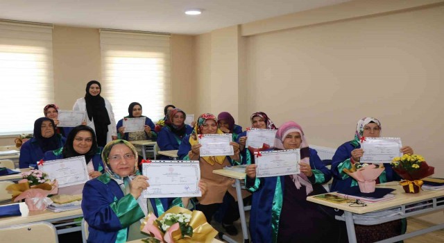 40 ve 60lı yaşlardaki 13 kadın okuma-yazma öğrendi