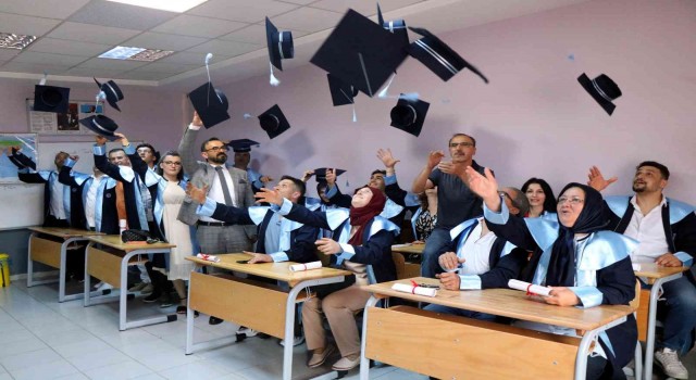 50li yaşlarda lise mezunu oldular, kep attılar