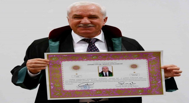70 yaşında avukat oldu