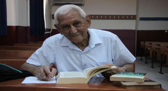 73 yaşında üniversite mezunu oldu, kep fırlattı