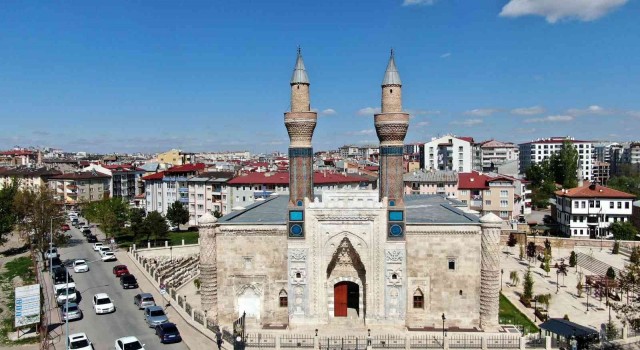 751 yıllık büyüleyici eseri bu kazıklar ayakta tuttu